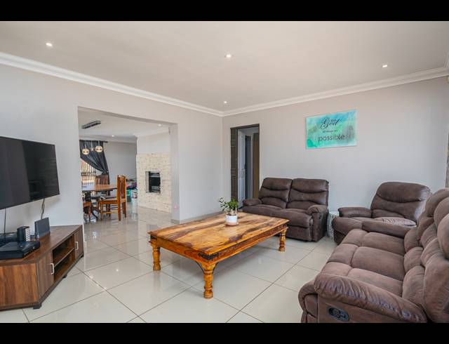 6 BEDROOM FREESTANDING TO LET IN TABLE VIEW